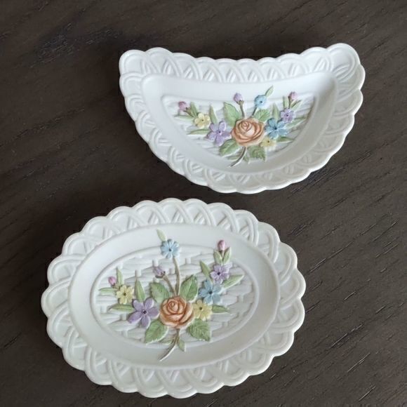 Lefton Antique Ivory Hand Painted Woven Edge Floral Trinket‎ and Soap Dish Set - Picture 1 of 7
